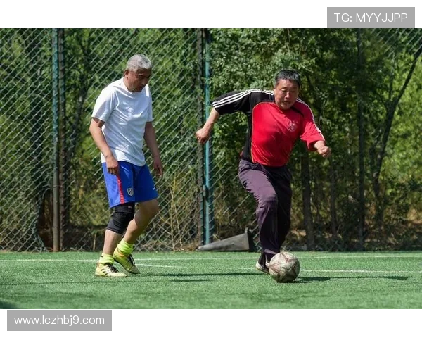 足球明星在沙滩上激情踢球广告展现运动魅力与夏日乐趣